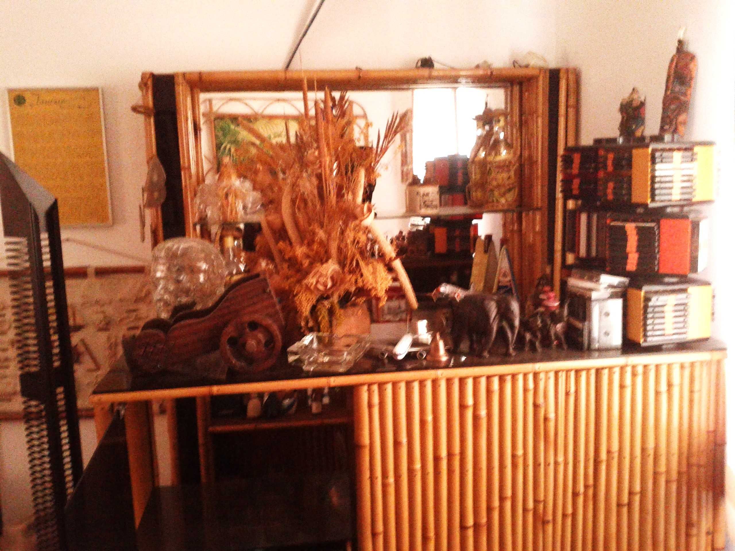 Bar, mesa e cadeiras, em bambú