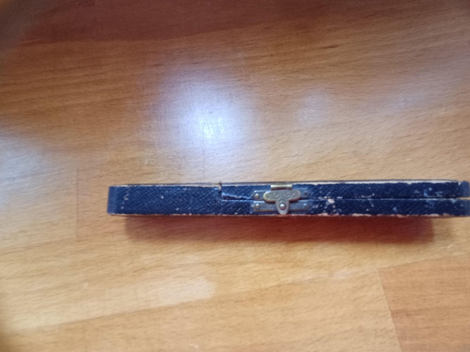 Stare etui na termometr rtęciowy.