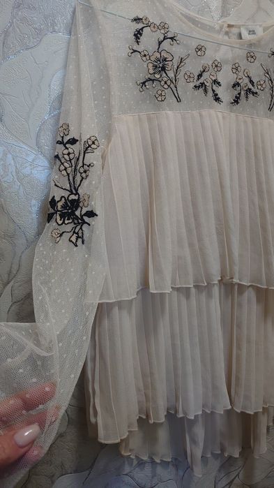 Блуза з вишивкою