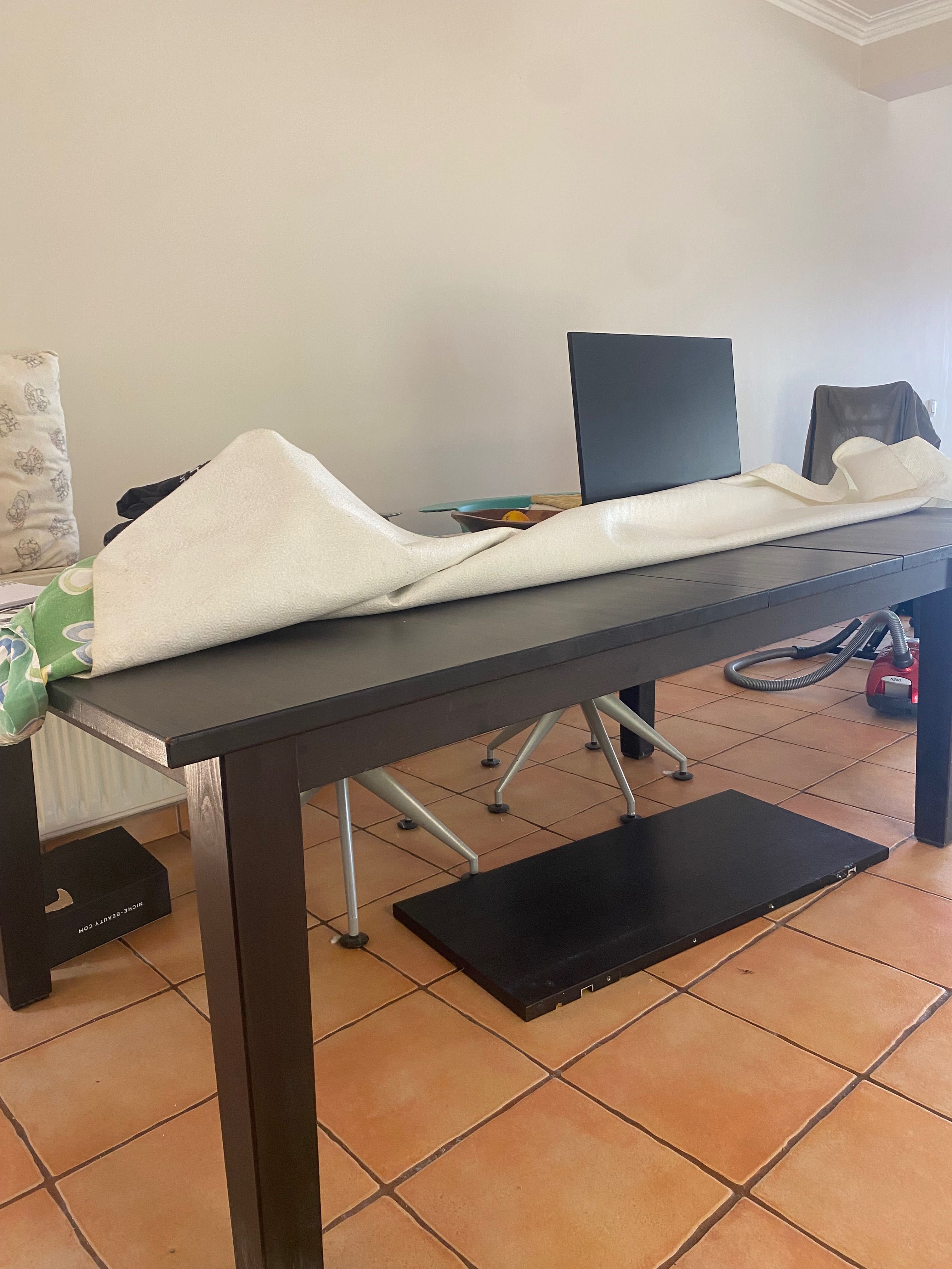 Mesa IKEA extensível com cadeiras de autor