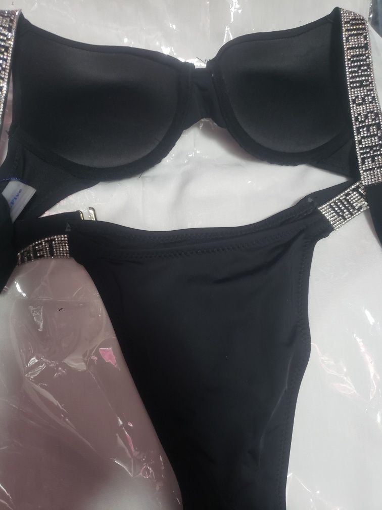 Купальники Victoria's Secret є анжеліка ,є з чашками і є топіком чорні