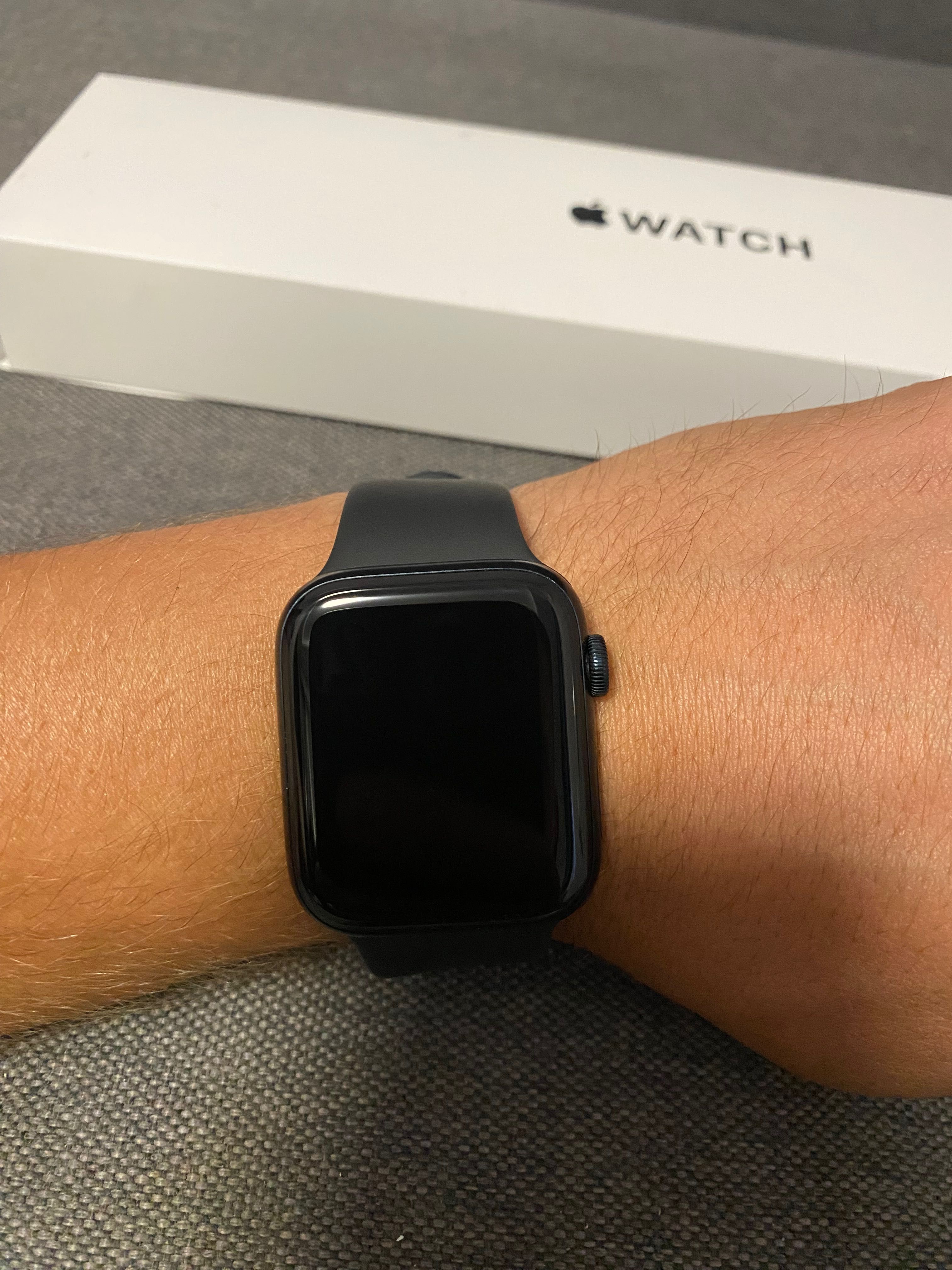 Apple Watch SE 44mm (2 Gen) GPS  смарт часы в отличном состоянии
