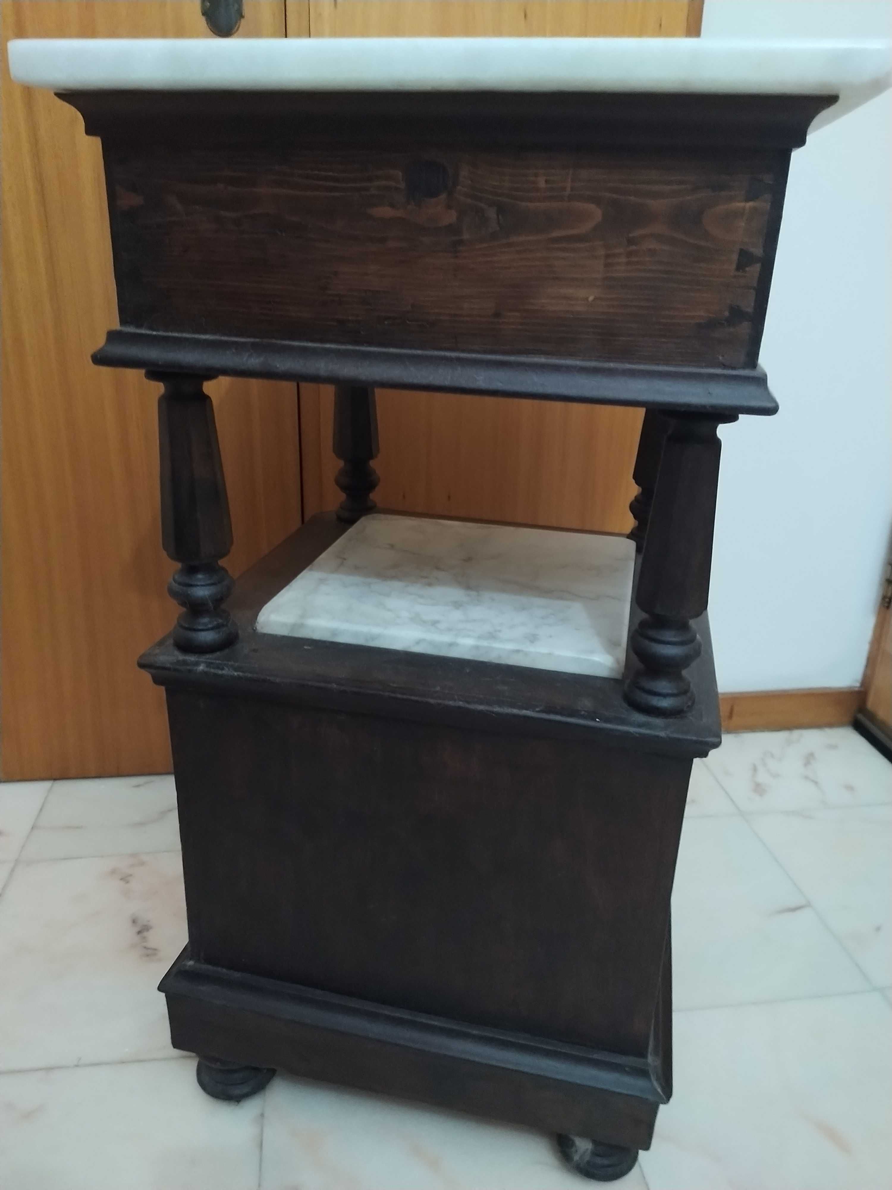 Mesa de cabeceira com mármore