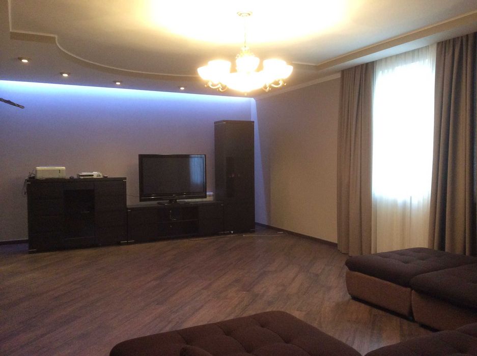 Продам 2 єт. дом 350 кв.м. в г.Вішгороде,микрорайон Дедовица