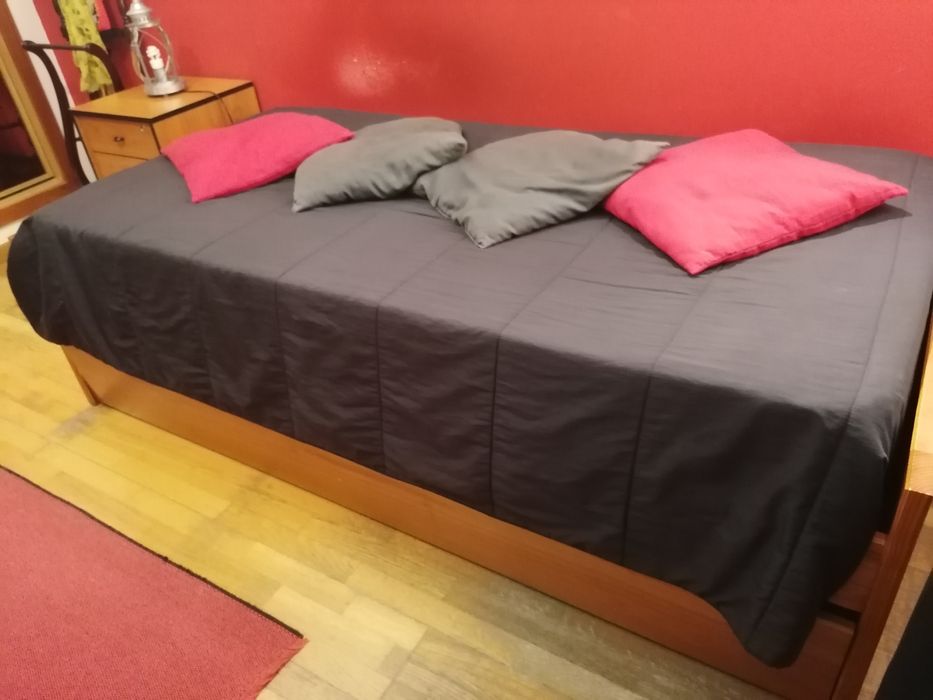 Cama com gaveta para outra cama e um bloco