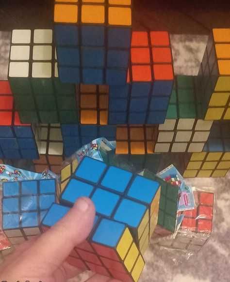 Cubo de Rubik (o verdadeiro), com portes de envio incluídos.