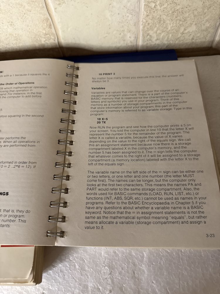 Instrukcje do Commodore 128 - dwie angielskie i szwedzka