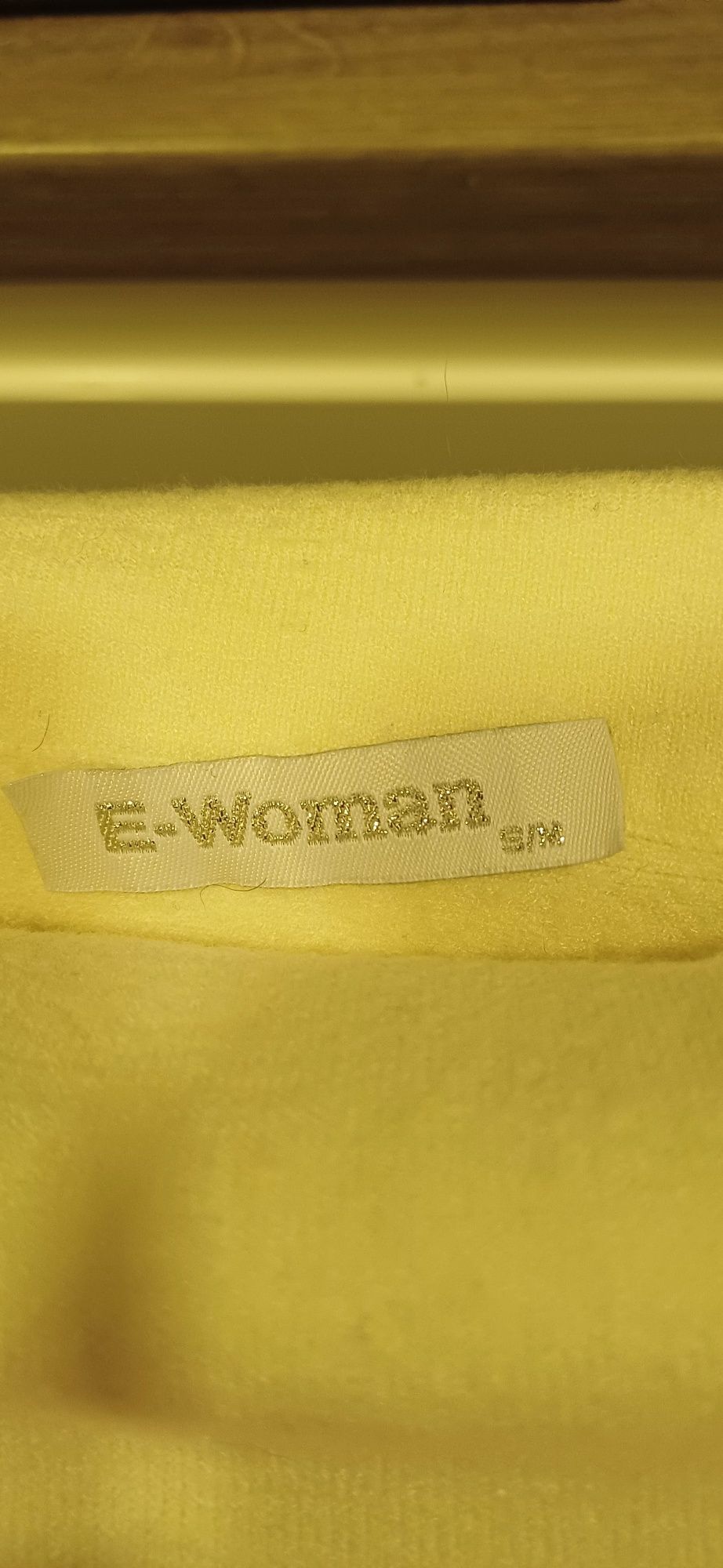Damski sweter z dzianiny.