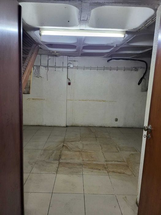 Arrenda Espaço Comercial Avenida João XXI, 72