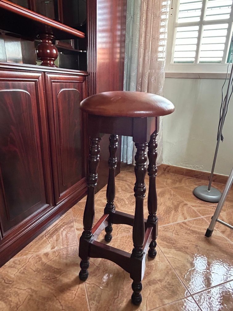 Móvel de sala com cristaleira e bar (mesa e banco)