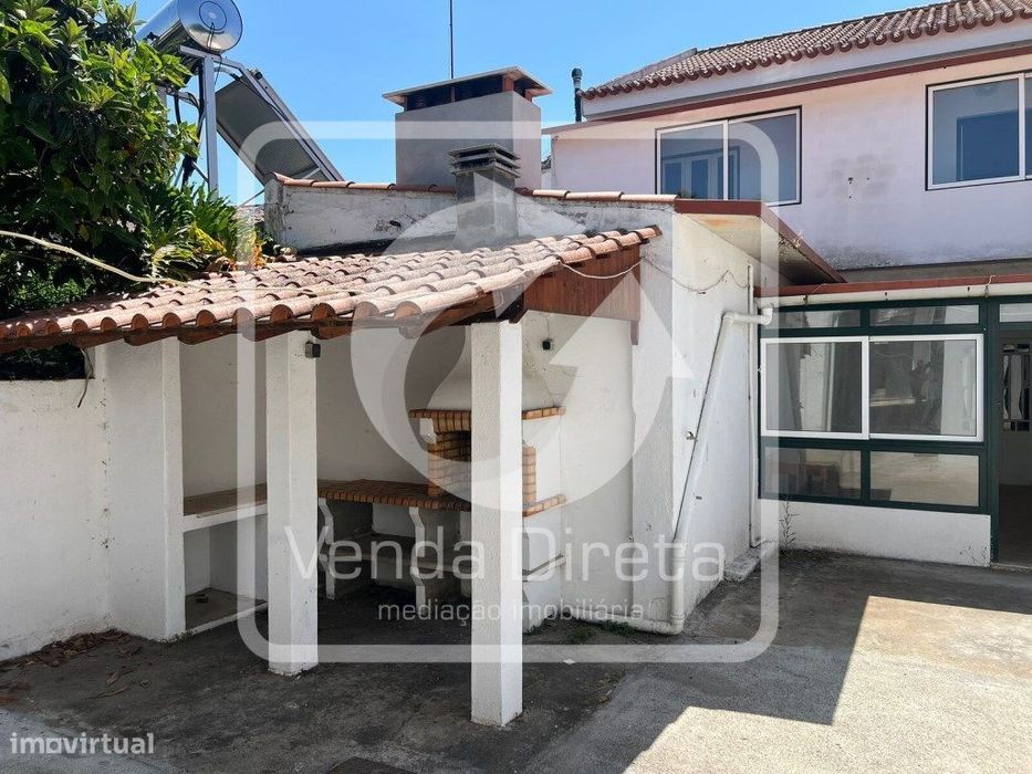 Moradia V5 de 2 Pisos, logradouro com 10 boxes para cavalos, Golegã.