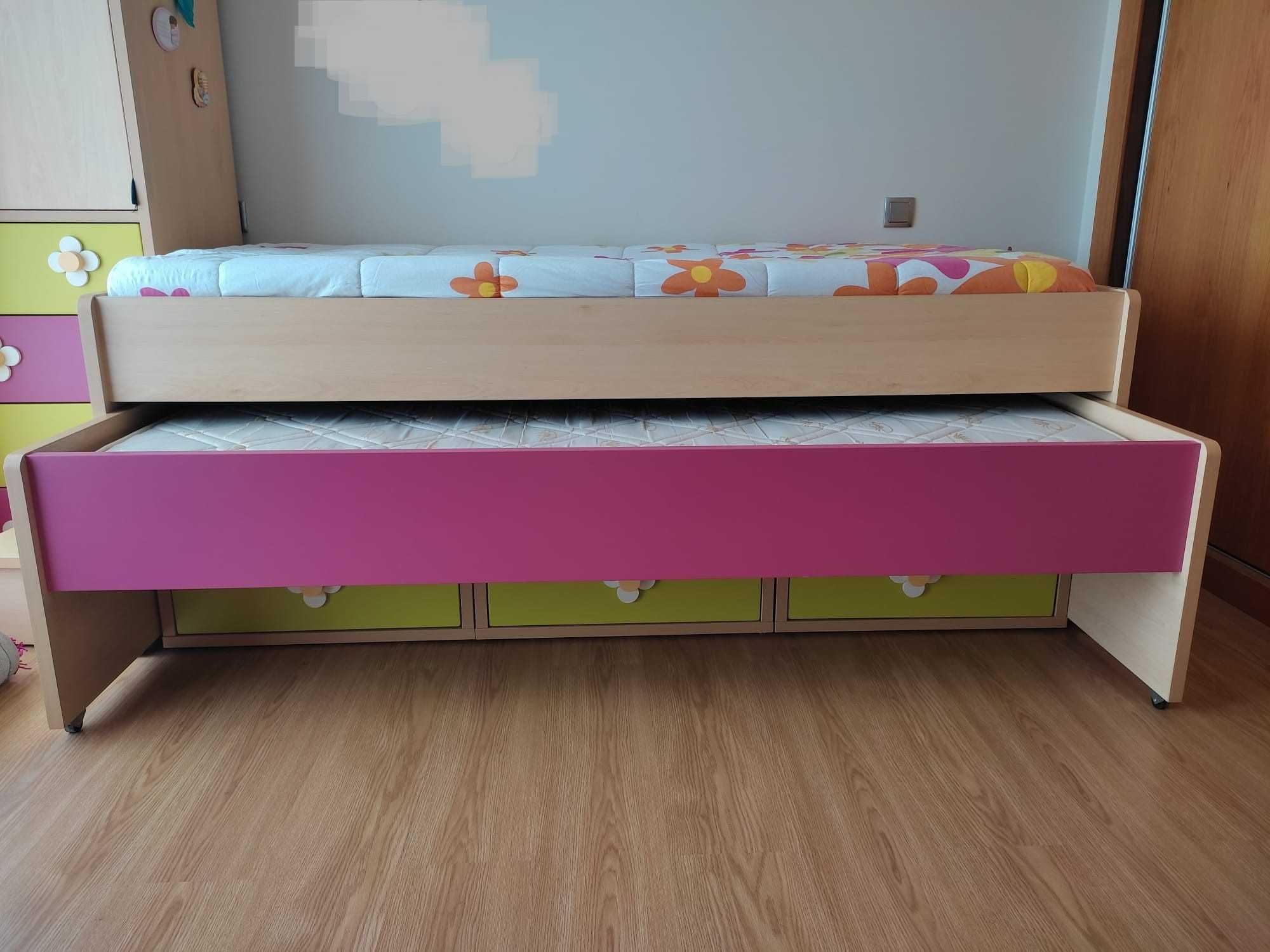 Quarto de criança completo, com 2 camas, roupeiro e estantes