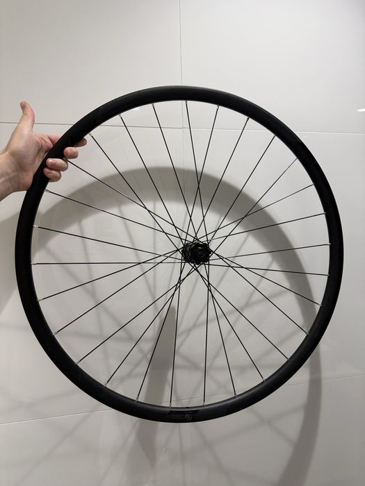przednie koło Syncros 28” (700C) – tubeless, centerlock, sztywna oś