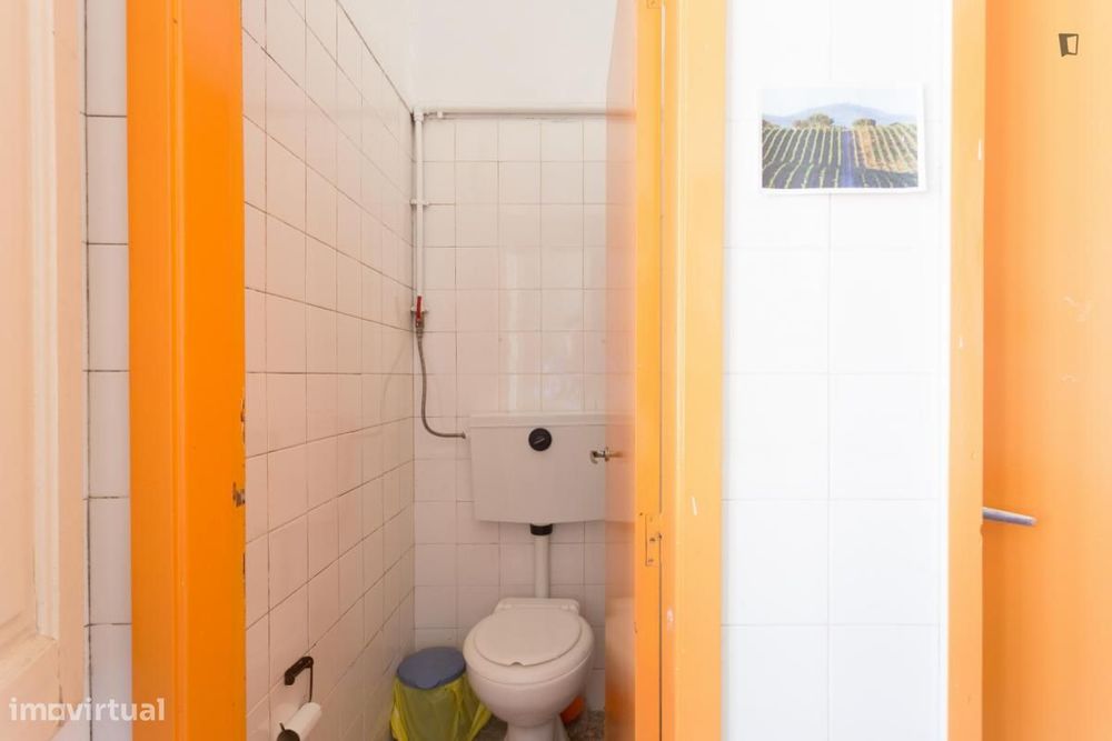 Quarto com cama de solteiro em residência