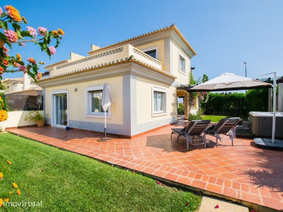 Casa de charme com Jardim, Piscina Comum -&garagem - Minutos da Qui...