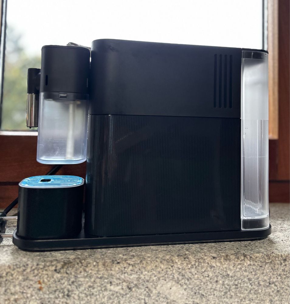 Máquina de Café DELONGHI Nespresso Lattissima One Evo EN510.B Preto
