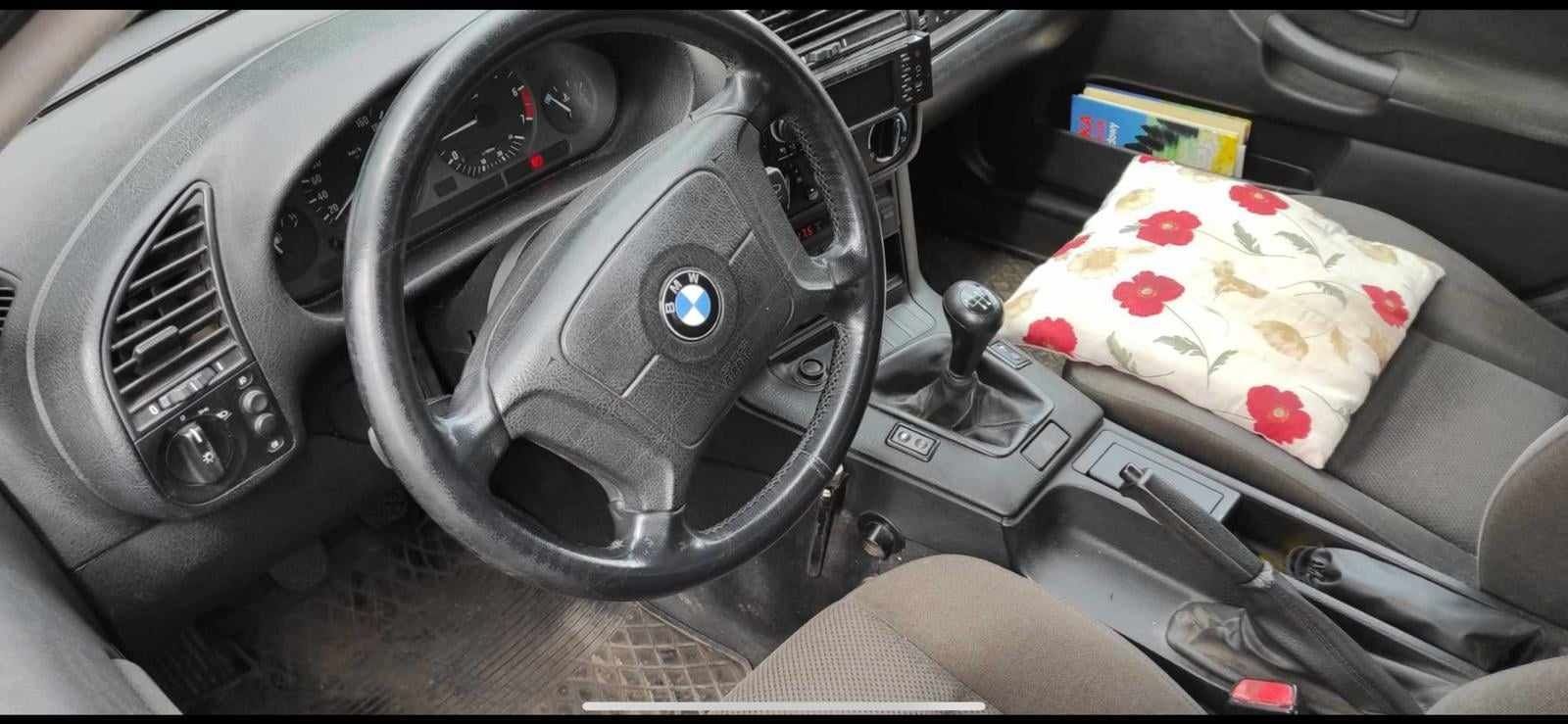 BMW seria 3 316i
Przebieg 256 000
Klasyk 1996 rok produkcji 
2 wlascic