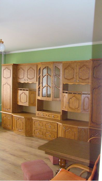 Meble (meblościanka, szafki kuchenne, stoł i fotele, szafa i pawlacz)