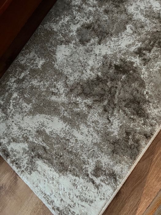 Два приліжкових коврики.