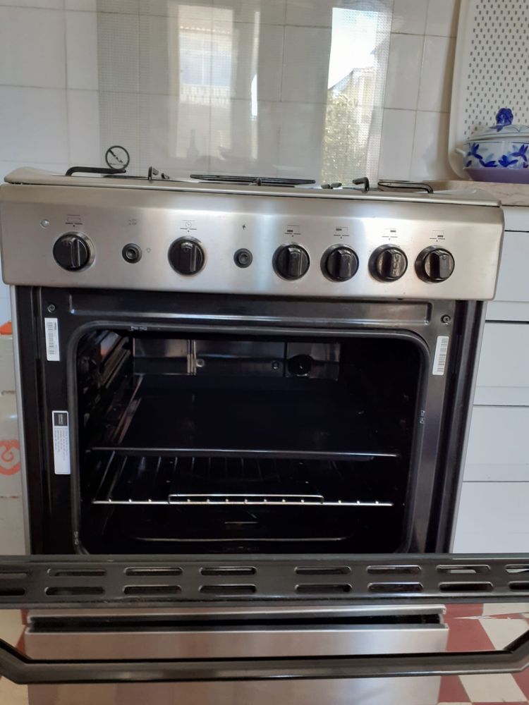 Fogão de 4 bocas com forno, marca INDESIT