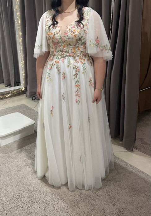 Suknia ślubna z motywem kwiatowym