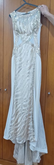 Vestido cerimónia, com lantejolas douradas