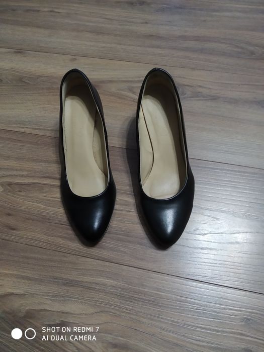 Czarne czółenka na obcasie