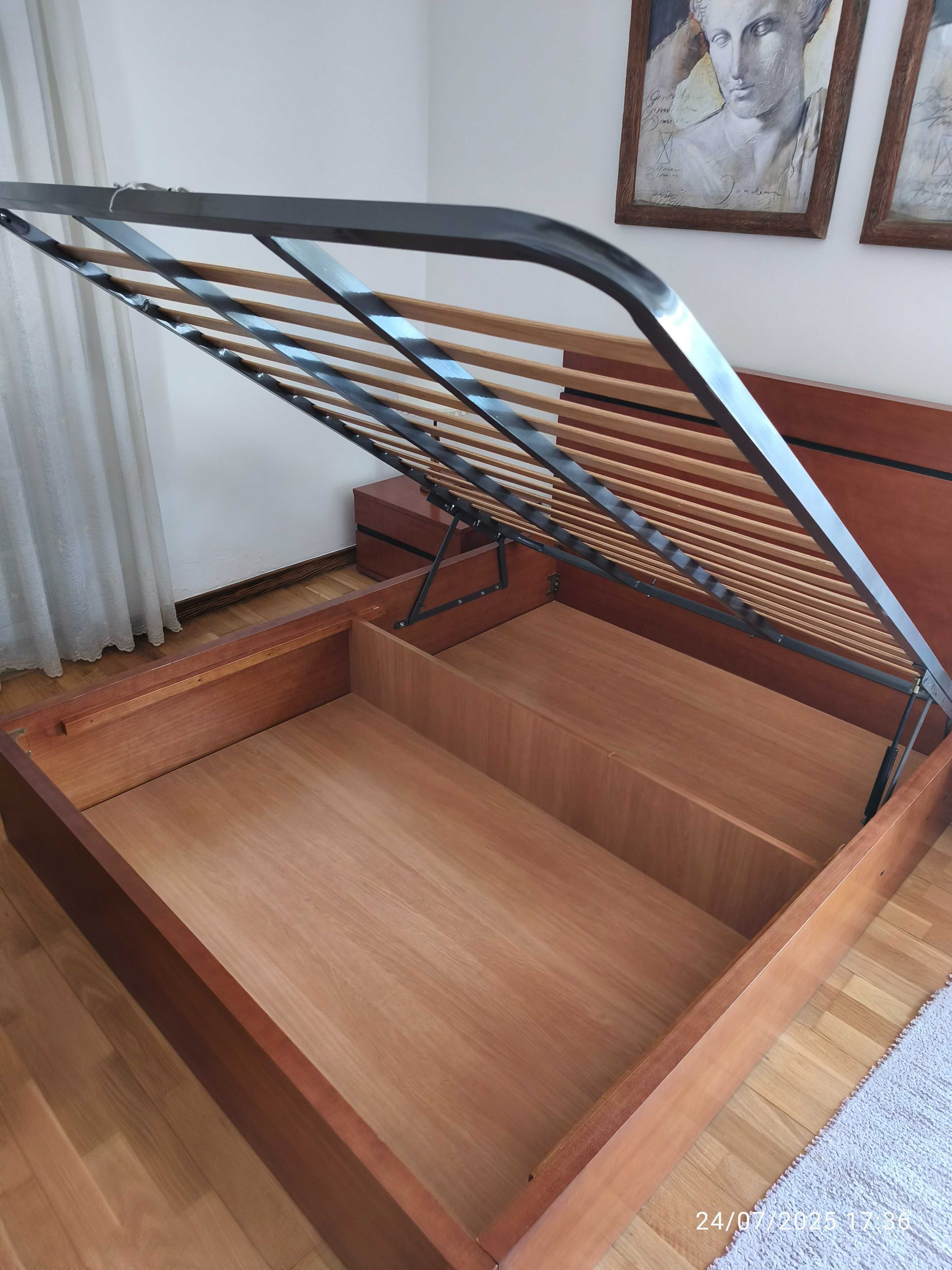 Cama elevatória em cerejeira + colchão + 2 mesas cabeceira