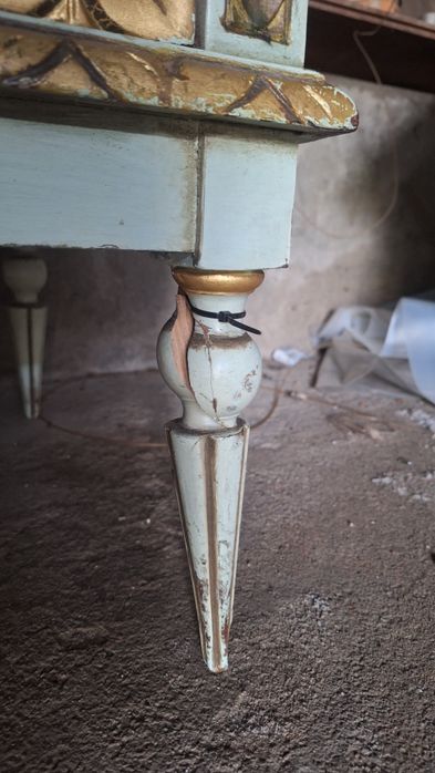 Cómoda Anos 80. Precisa restauro.  1 perna quebrada.