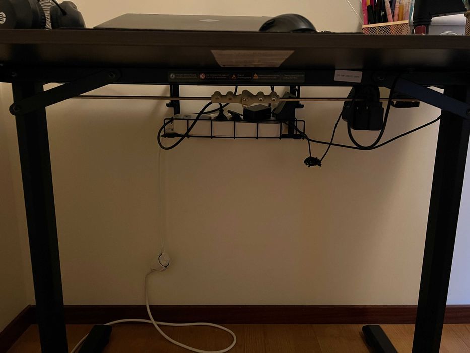 Secretária elétrica ajustável 110 x 60 cm em nogueira