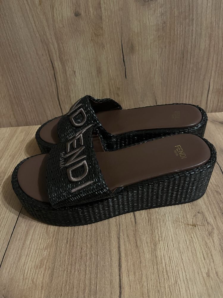 Жіночі шльопки Fendi