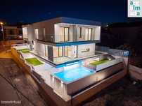 Moradia de Luxo V5 com Piscina e Jardim – Charneca de Caparica