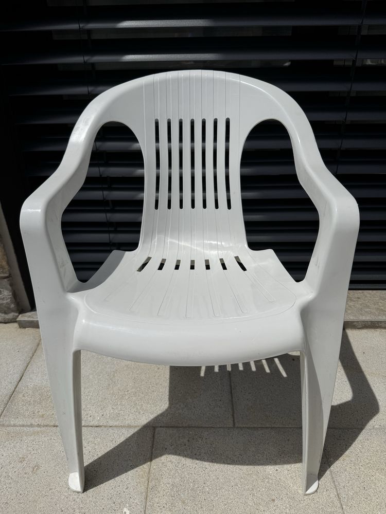 Conjunto de Mesa e Cadeiras de Jardim em Plástico