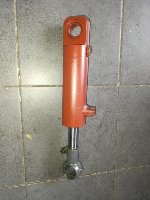 Siłownik pochyłu rak