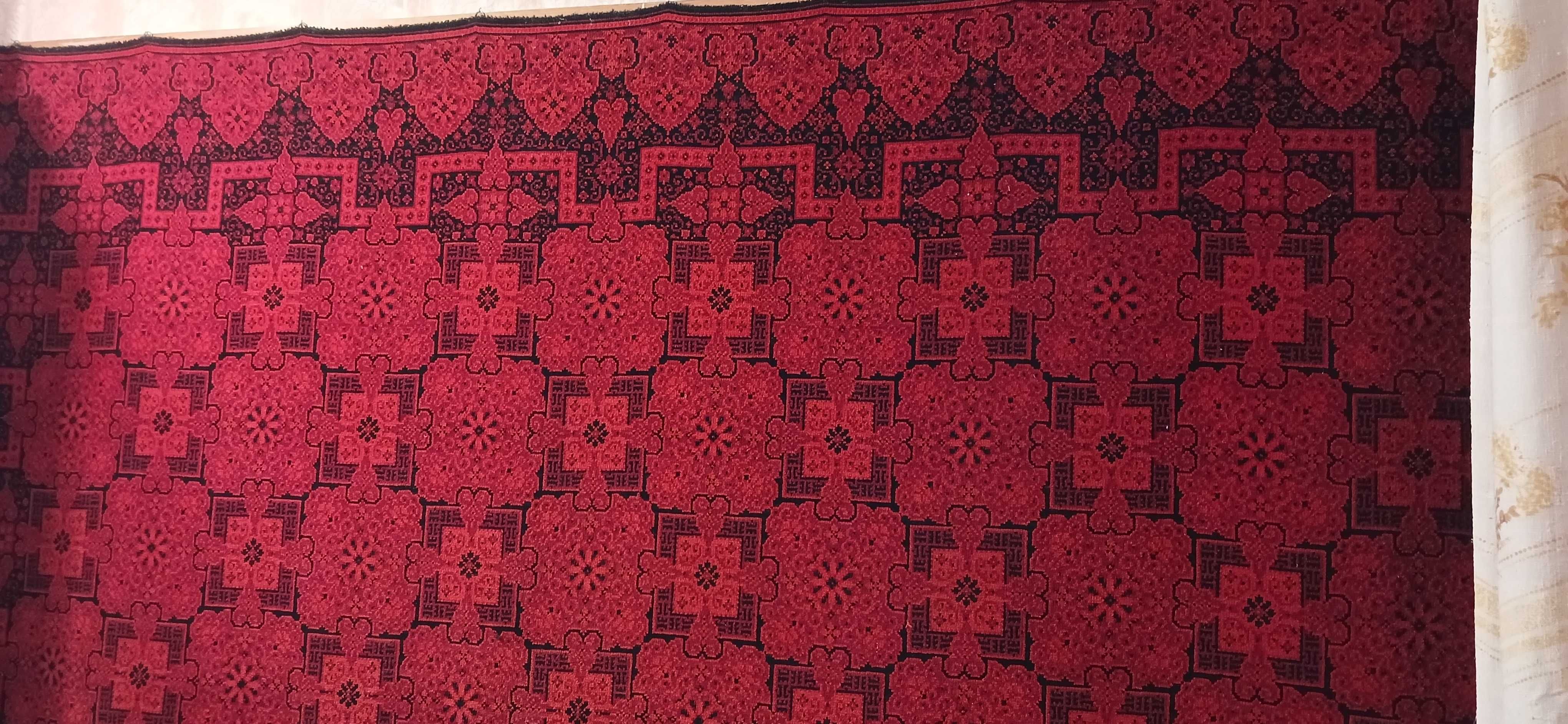 Продам ковер красный, ширина 3,0 м Х высота 2,0м, классный яркий.