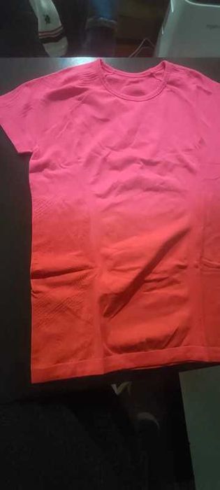 tshirt desportiva rosa e vermelha
