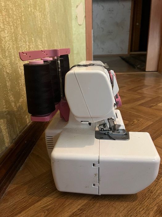 Оверлок и швейная машинка