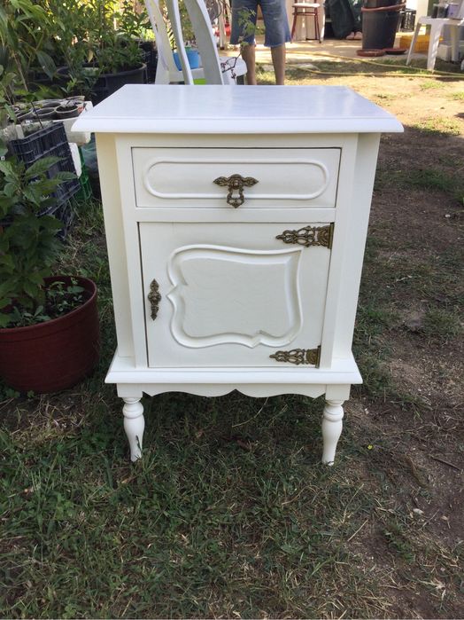 Mesa de cabeceira antiga restaurada