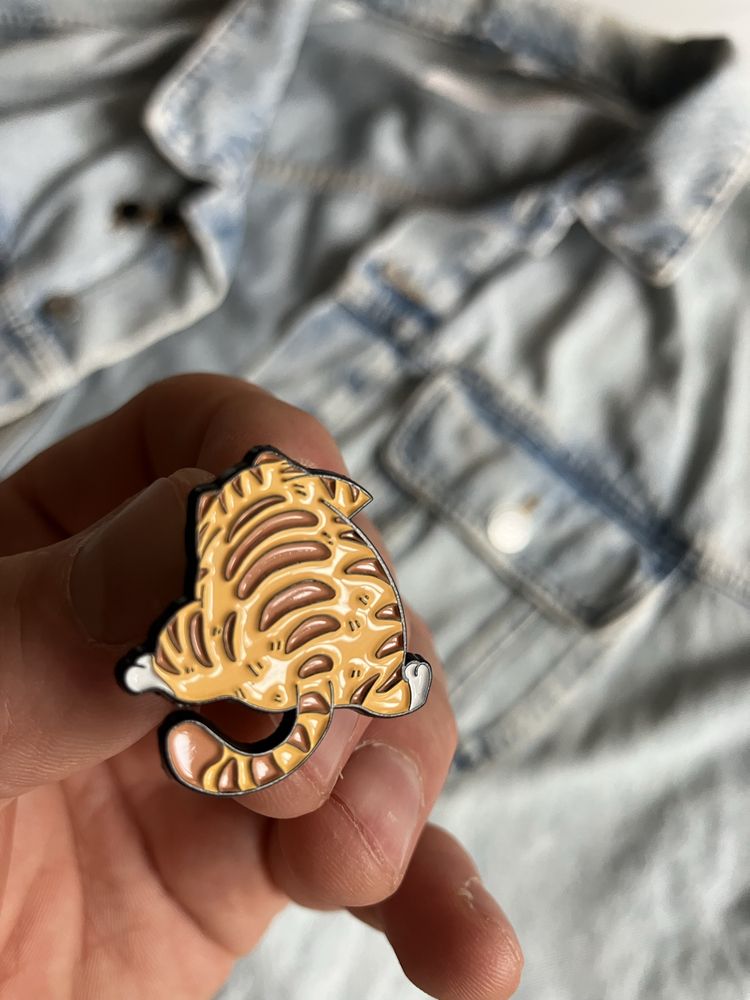 Metalowa emaliowana przypinka pin z motywem kota