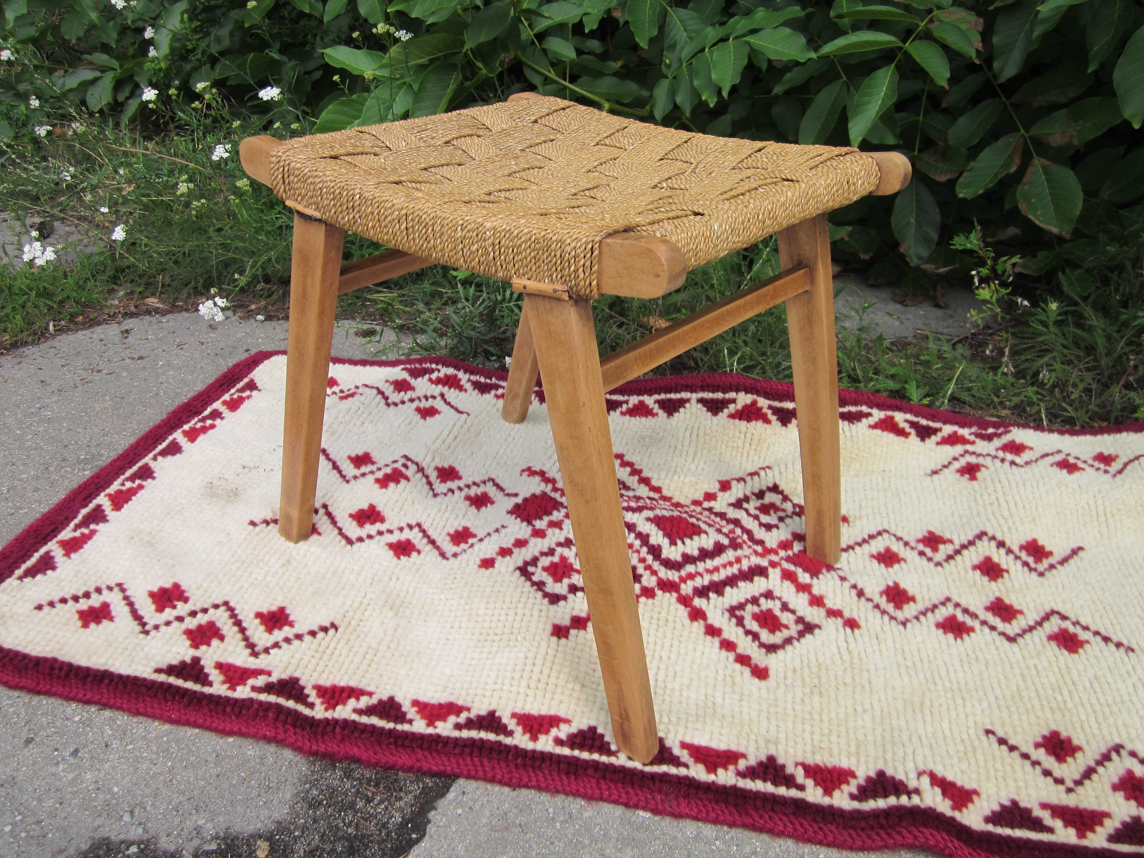 designerski stołek pleciony vintage