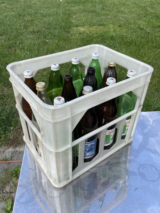 Mazowszanka Tonic Tarczyn butelki PRL razem ze skrzynką