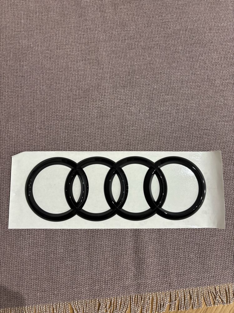 Czarny znaczek audi a4 b8