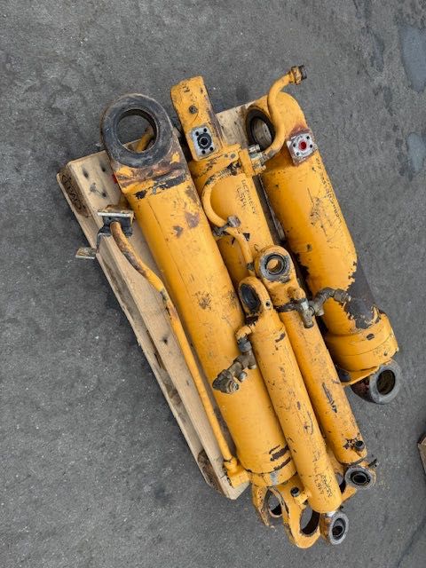 LIEBHERR L 564 komplet siłowników hydraulicznych