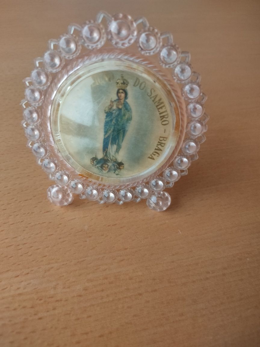 Conjunto de figuras religiosas antigas.