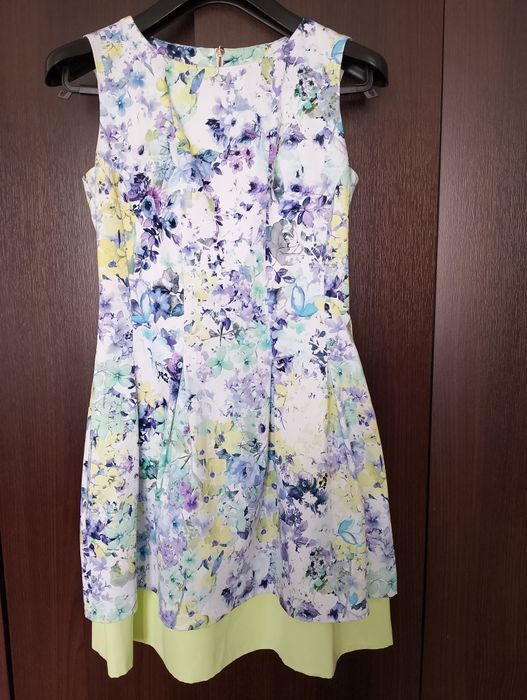 Elegancka sukienka Forti w kwiaty, zapinana na złoty suwak r. 38