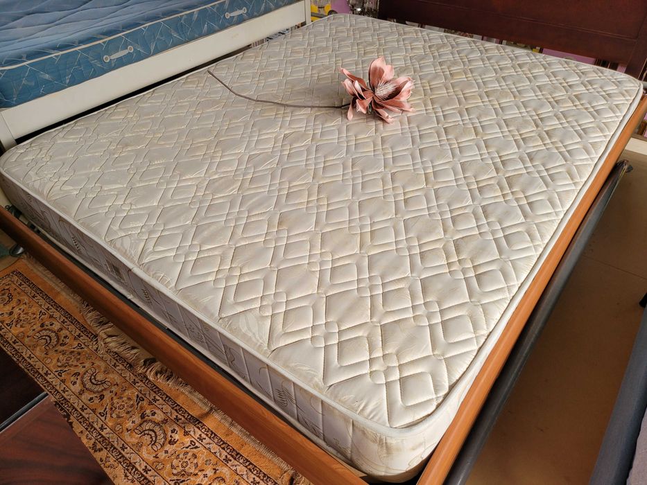 Cama rasteira com estrado e colchão - Sem cabeceira - Algumas