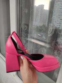 Стильні туфлі яскравого рожевого кольору