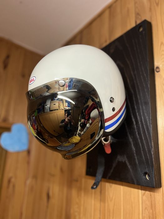 Wieszak na kask motocyklowy