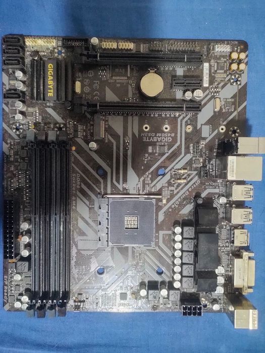 Материнская плата Gigabyte b450m