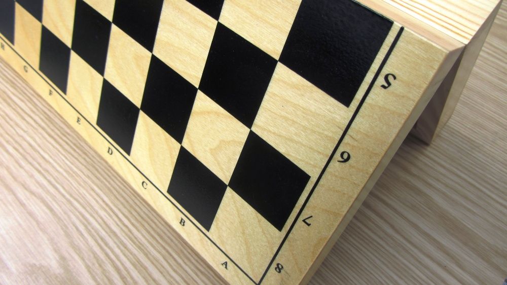 шахматная доска деревянная